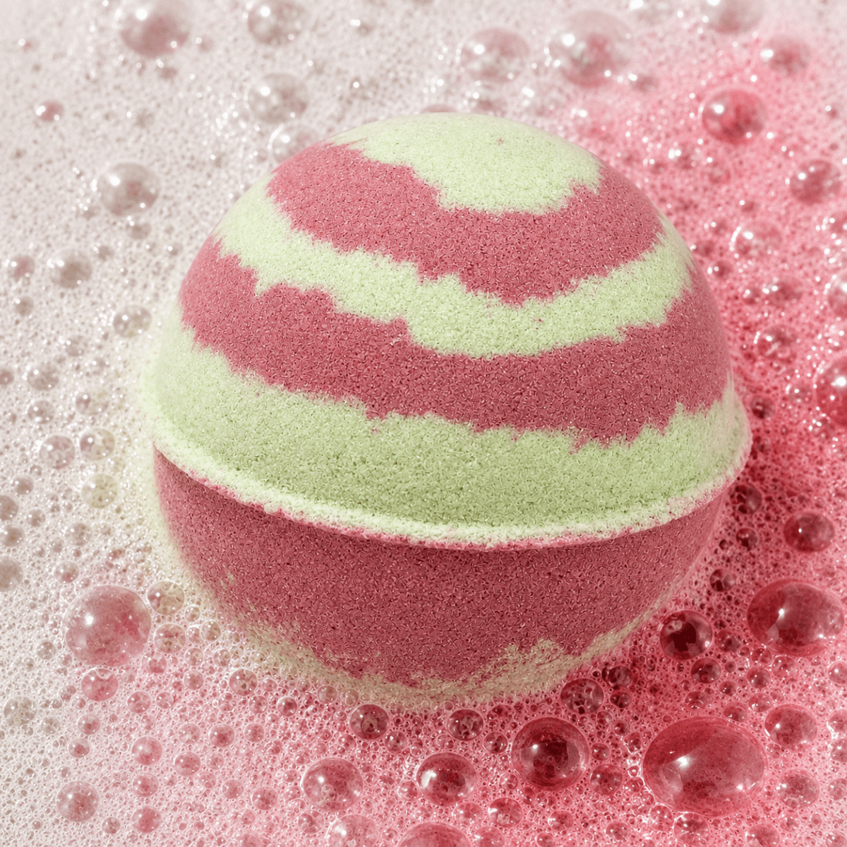 Muscle Melt Peppermint Crisp Bath Bomb fizzing in water by Bath Box