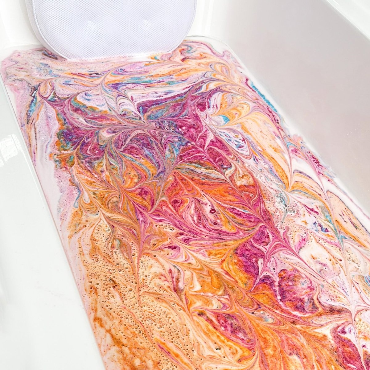 Pinata bath dust, swirling colour through the bath water