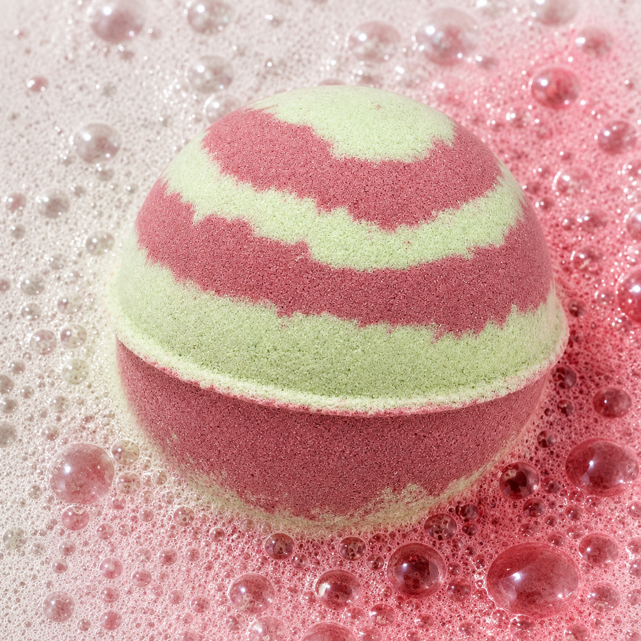 Muscle Melt Peppermint Crisp Bath Bomb fizzing in water by Bath Box